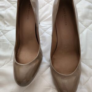 Neutral beige patent leather pumps